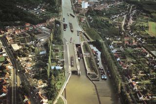 ZADŹGALI ZAMKNELI W SKRZYNI I UTOPILI W KANALE