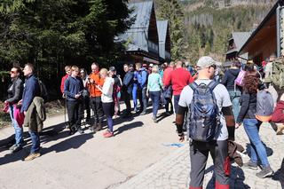 Tłumy w Tatrach podczas majówki 2023