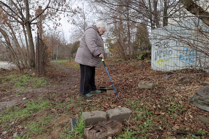 Błoto zamiast czystego chodnika. "Straciłam buta w tym bagnie!"