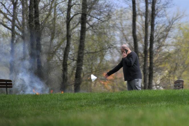 Cezary Żak pali plastikowe śmieci