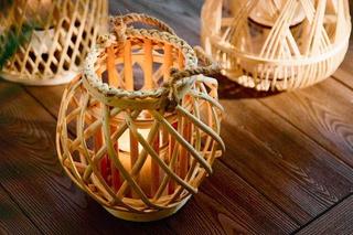 Lampiony, sznury lampek i inne ozdoby świetlne na taras i balkon