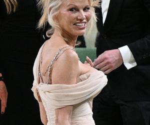 Pamela Anderson bez makijażu na Met Gali