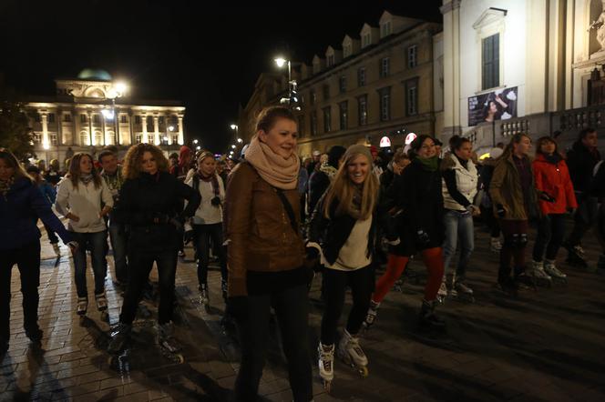 Nightskating. Warszawiacy przejechali stolicę na rolkach [Zdjęcia]