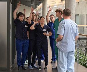 Pierwsza miłość, odcinek 3953: Radek (Karol Biskup), Julita (Dagmara Bryzek), Filip (Dominik Smaruj) 