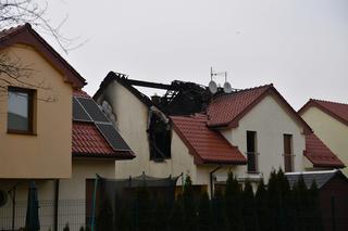 Miejsce po nocnym pożarze na poddaszu domu dwurodzinnego na szczecińskim osiedlu Krzekowo-Bezrzecze