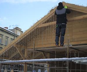 W centrum Lublina trwa montaż szopki bożonarodzeniowej