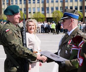 Ponad stu żołnierzy na Placu Solidarności w Olsztynie. Złożyli uroczystą przysięgę [ZDJĘCIA]