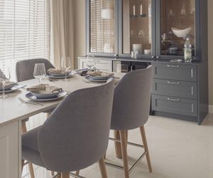 Białe wnętrza, drewno i błękit. Dom w Zielonej Górze w estetyce hamptons