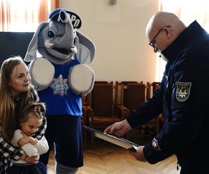 6-latka ogłoszona bohaterką. Za taką postawę policjanci nagrodzili ją prezentem