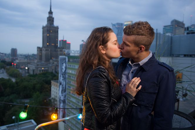 Na Wspólnej odc. 2198. Dominik (Mateusz Gąsiewski), Kasia (Julia Chatys)