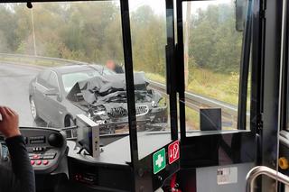 Zderzenie autobusu z osobówką we Wrocławiu. Jedna osoba w szpitalu 