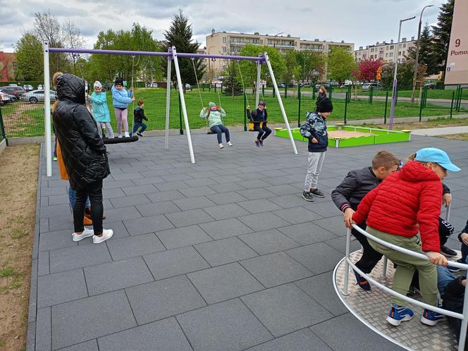 Nowy plac zabaw przy SP nr 8 w Siedlcach jest ogólnodostępny dla wszystkich mieszkańców miasta i dostosowany do potrzeb osób z niepełnosprawnością ruchową