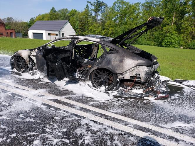 Pożar mercedesa w Lyskach. Auto całkowicie spłonęło