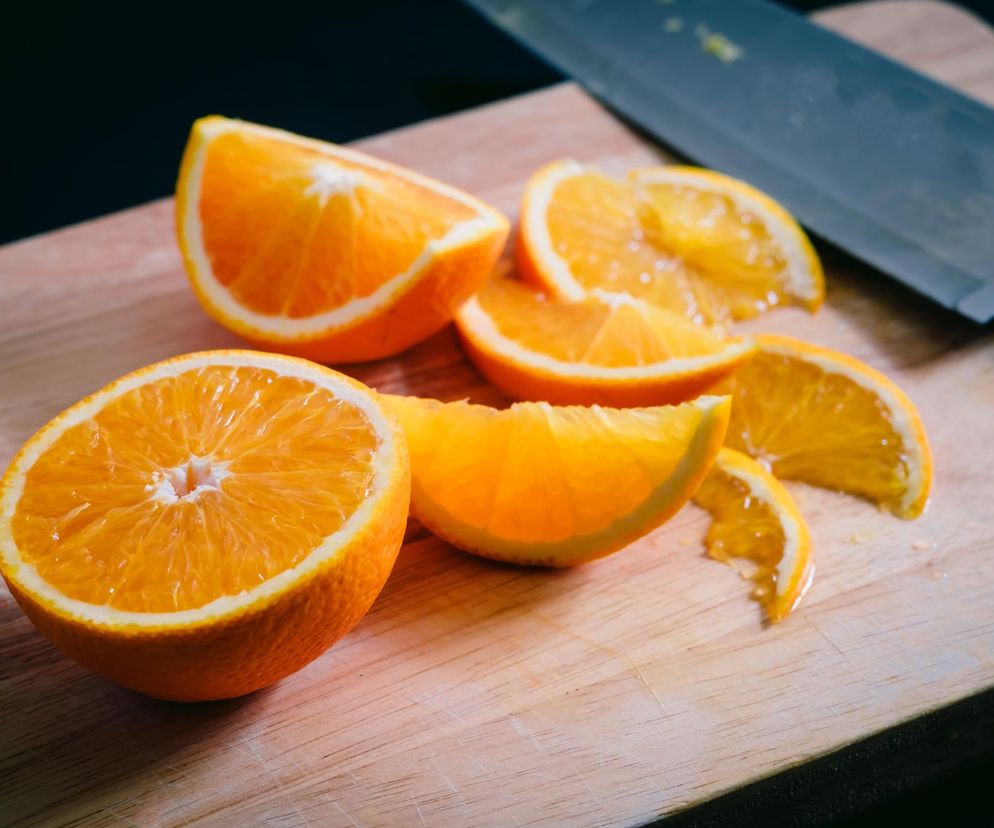 Chroni jelita i wzbogaca mikrobiom. Nie wyrzucaj tej części pomarańczy