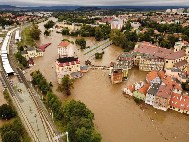 Powódź 2024 w Kłodzku. Miasto tonie, ogrom tragedii widać na zdjęciach z lotu ptaka