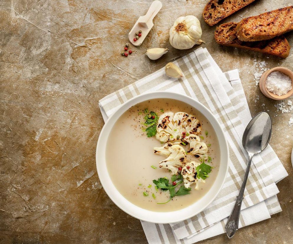 zupa kalafiorowa z curry i bazylią