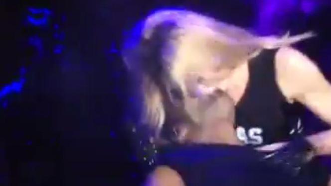 Madonna: Drake dostał od niej soczysty pocałunek na scenie! 'Co to k*rwa było?!'' - pyta Drake po zajściu! VIDEO