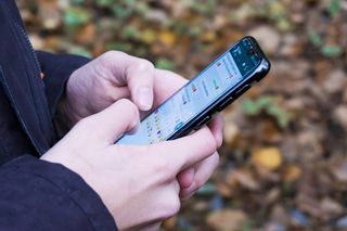 Wygląda jak wiadomość od znajomego na WhatsApp. Tak oszuści kradną konta