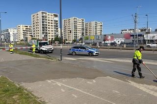 Rzeka betonu zalała ulicę w Warszawie. Auta zatopione aż po felgi!