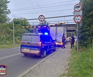 Kierowca dostawczaka utknął pod wiaduktem głupców w Tychach