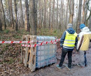 W okolicach Piotrkowa i Tuszyna znaleziono porzucone beczki