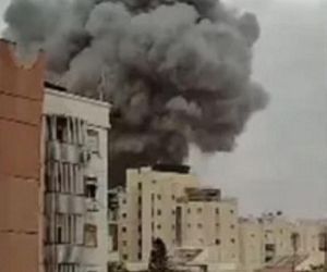 Wielki atak na Izrael! Na zdjęciach widać, jak rakieta trafia w blok