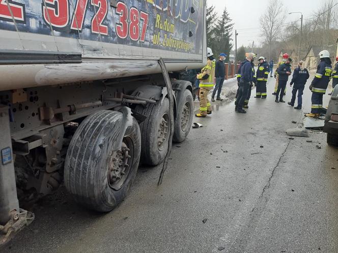 Groźny wypadek w Łagowie. Dwie ciężarówki, ciężko ranny pieszy i jeden z kierowców