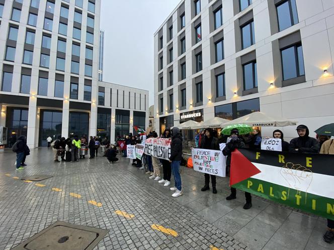 Protest w Łodzi. Zebrali się w centrum miasta by pokazać solidarność z Palestyną [ZDJĘCIA]