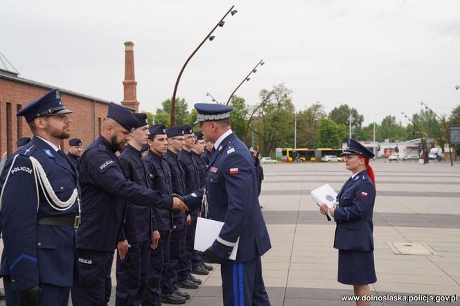 Dolnośląska policja przyjęła aż 37 nowych funkcjonariuszy. Zobacz zdjęcia i nagranie ze ślubowania