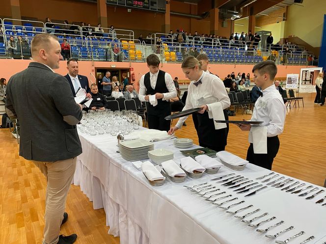 Znamy wyniki Mistrzostw Młodych Kelnerów. Zwyciężyła uczennica siedleckiej „Samochodówki”