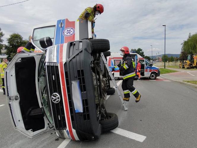 Wypadek w Nowy Sączu. Matka z dzieckiem jechała karetką do szpitala. Ambulans zderzył się z osobówką
