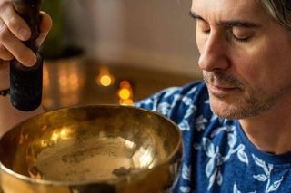 Zniknął po cichym rozwodzie z Chylińską. Tak dziś wygląda były mąż gwiazdy - Kris Krysiak