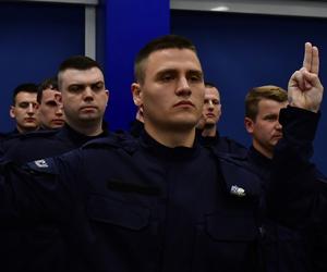 Nowi policjanci w podlaskiej policji. Region zyskał 40 nowych funkcjonariuszy