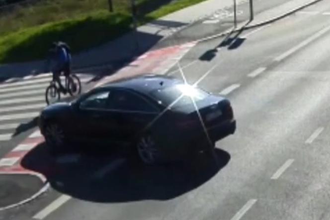 Bolesne spotkanie rowerzysty z samochodem! Audi wyrzuciło mężczyznę w powietrze! [WIDEO]