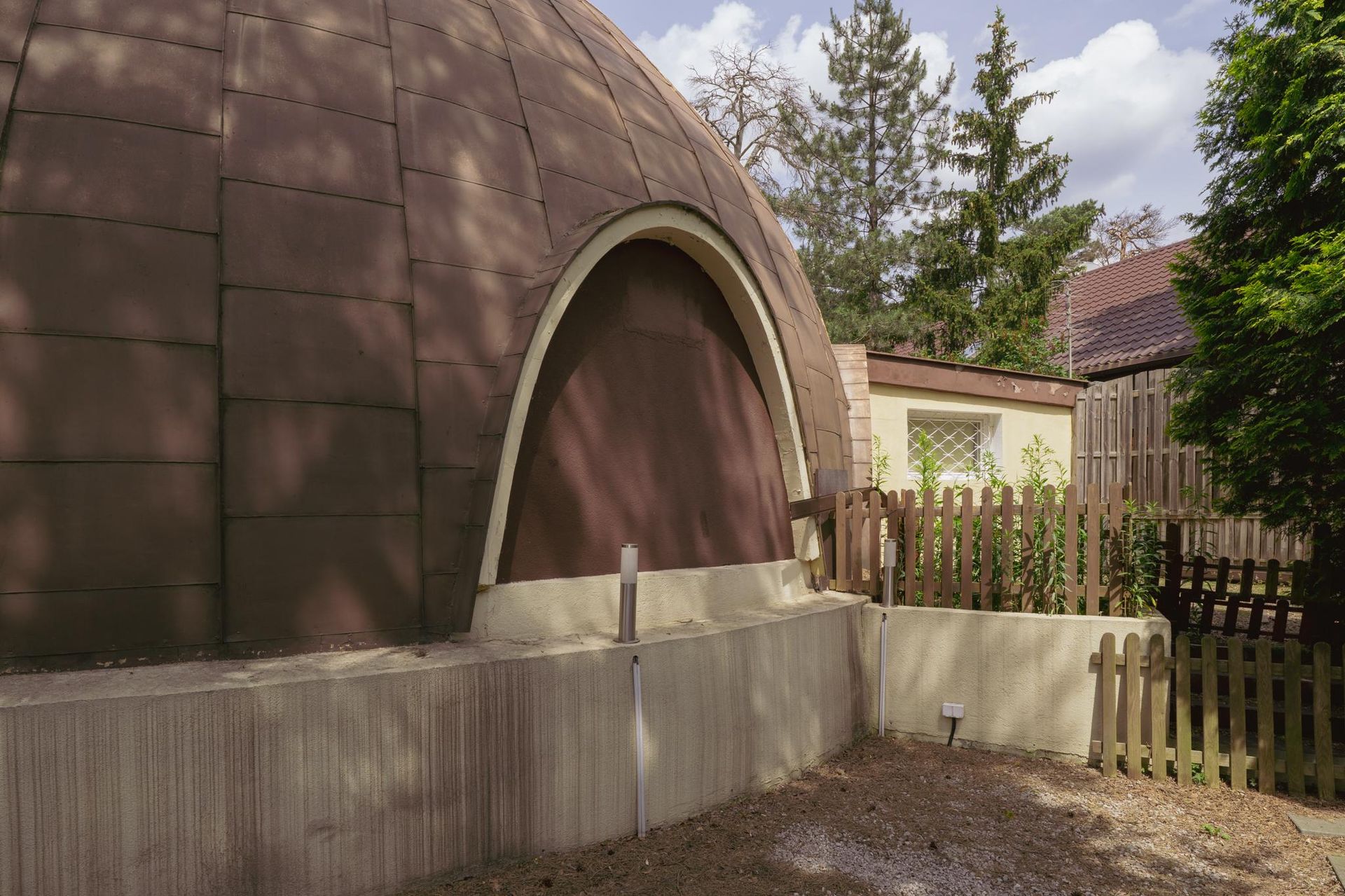 Dom Igloo w Aninie czyli część hotelu "Noclegi Ufo"