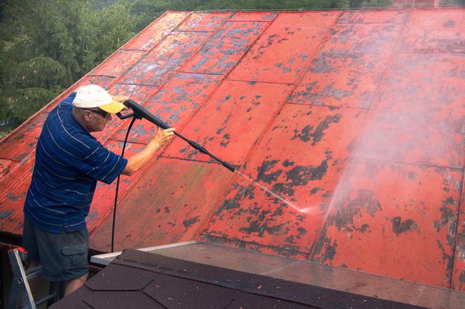 Odpylanie i mycie dachu przed malowaniem