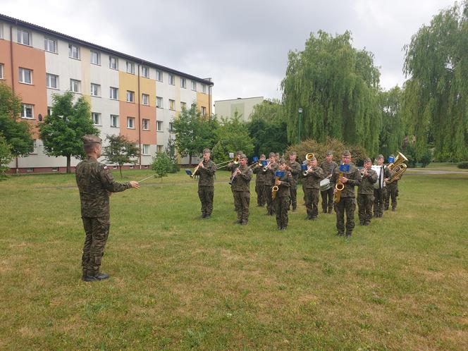 Niepełnosprawni uczniowie z PSP nr 12 zgłębiali tajniki muzyki z Orkiestrą Wojskową w Radomiu