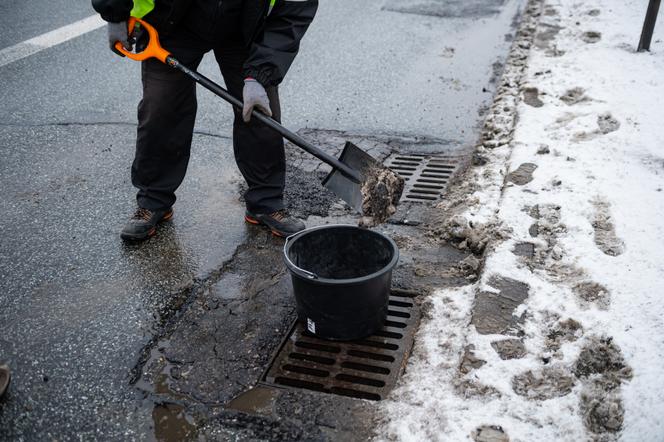 Szczecińscy drogowcy usuwają skutki zimy. Kierowcy uważajcie na pracowników ZDiTM-u
