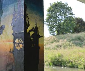 Zjawiskowe murale na filarach mostu przy Bystrzycy w Lublinie