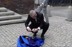 Grzegorz Braun w Katowicach podpalił flagę Unii Europejskiej