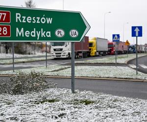 Kolejka ciężarówek przez protest przewoźników na granicy w Medyce