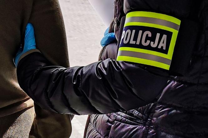 Białystok. 50-latek pobity bez powodu. Policjanci błyskawicznie zatrzymali sprawców
