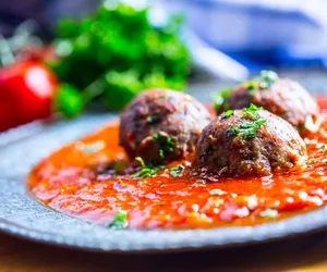 Obłędne pulpety mięsne z ricottą. Moc smaku i aromatu w pulpeciku na jeden kęs