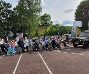 Przedstawienie grupy rekonstrukcyjnej podczas pikniku w Sosnowcu