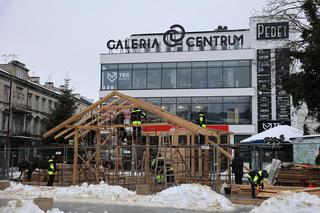 Trwa montaż szopki bożonarodzeniowej „pod Pedetem” w Lublinie