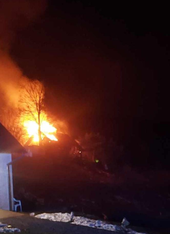 Drewniany dom płonął jak pochodnia! W pożarze zginęły dwie osoby [ZDJĘCIA]
