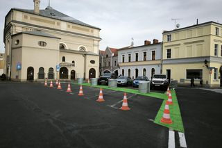 Plac Powstańców w Lesznie zmienia się na oczach mieszkańców. Ruszył projekt tymczasowej aranżacji