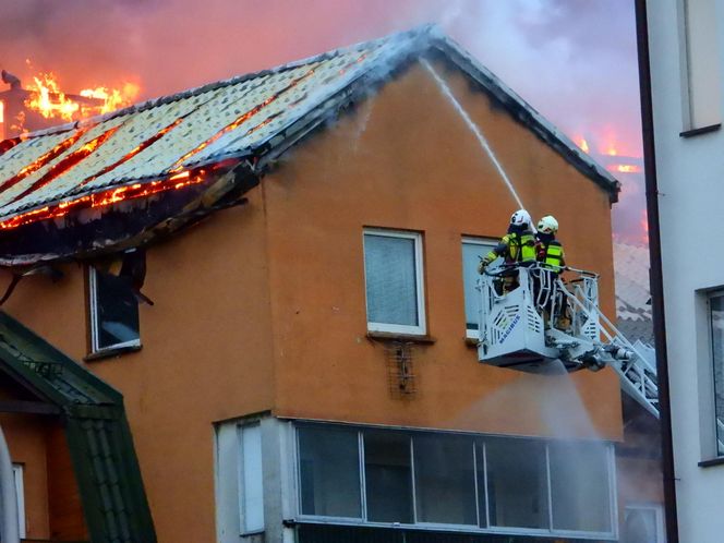 Pożar bloku w Ząbkach. Przerażające zdjęcia z miejsca tragedii