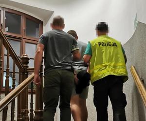 Policjanci z Chełmży zatrzymali 26-letniego dilera. Urządzili nalot na jego dom