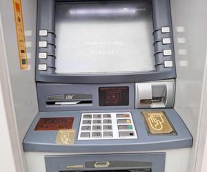 Popularne bankomaty nakładają dodatkową opłatę. Jest sposób, aby jej uniknąć